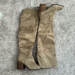 Pointy toe knee length boots